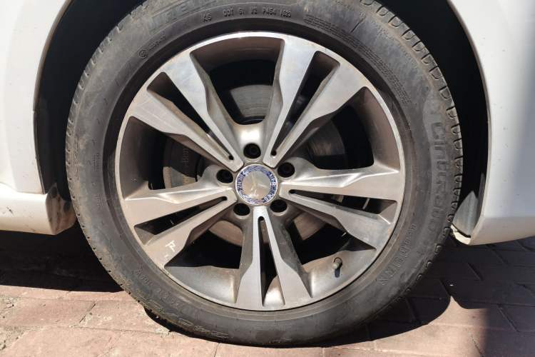 Used Mercedes-Benz V-Class 2016 V 260 L Prestige Extended Edition Right Front Wheel Hub