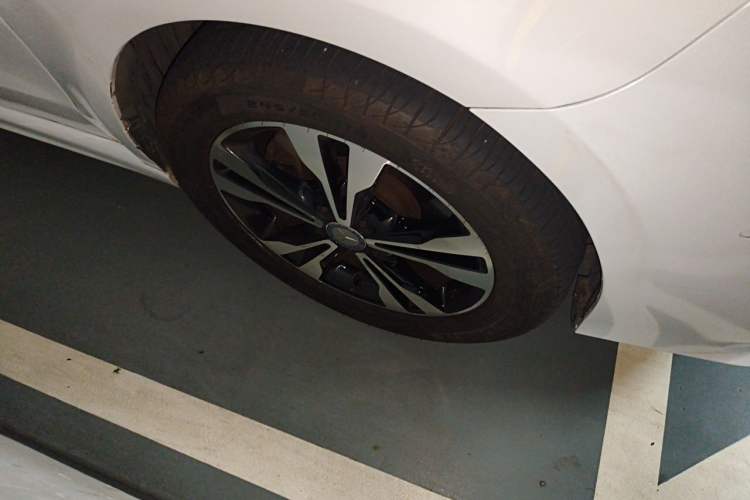 Used Mercedes-Benz V-Class 2016 V 260 L Prestige Extended Edition Right Front Wheel Hub