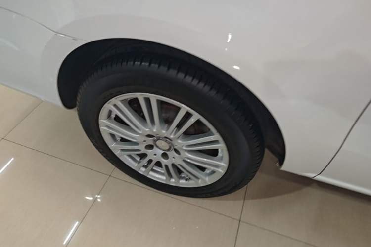 Used Mercedes-Benz V-Class 2016 V 260 Avantgarde Edition Right Rear Wheel Hub
