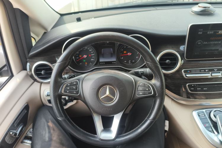 Used Mercedes-Benz V-Class 2016 V 260 Avantgarde Edition Steering Wheel