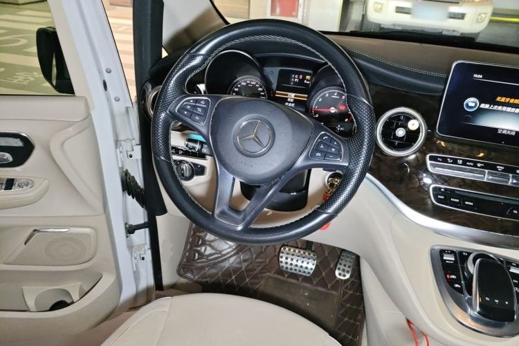 Used Mercedes-Benz V-Class 2016 V 260 L Prestige Extended Edition Steering Wheel