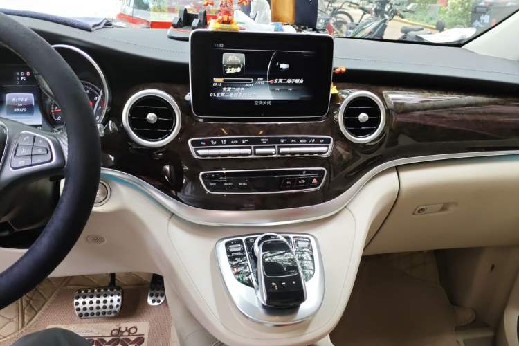 Used Mercedes-Benz V-Class 2017 V 260 L Prestige Extended Edition Audio And AC Panel