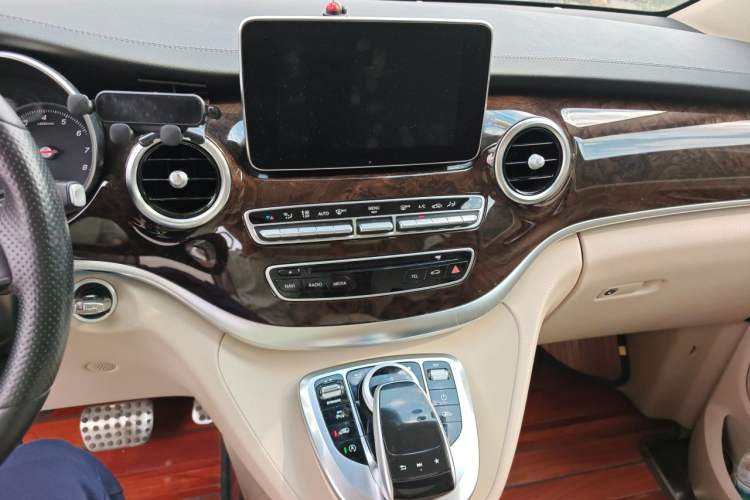 Used Mercedes-Benz V-Class 2017 V 260 L Prestige Extended Edition Audio And AC Panel
