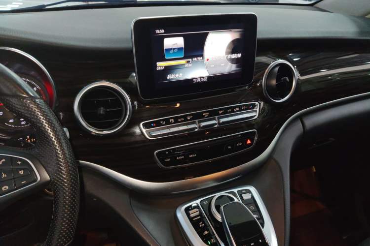 Used Mercedes-Benz V-Class 2017 V 260 Avantgarde Edition Audio And AC Panel