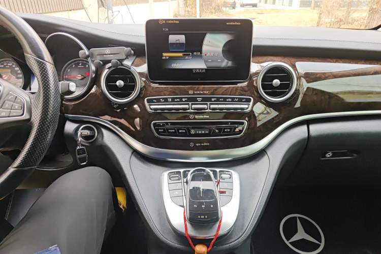 Used Mercedes-Benz V-Class 2017 V 260 L Prestige Extended Edition Audio And AC Panel