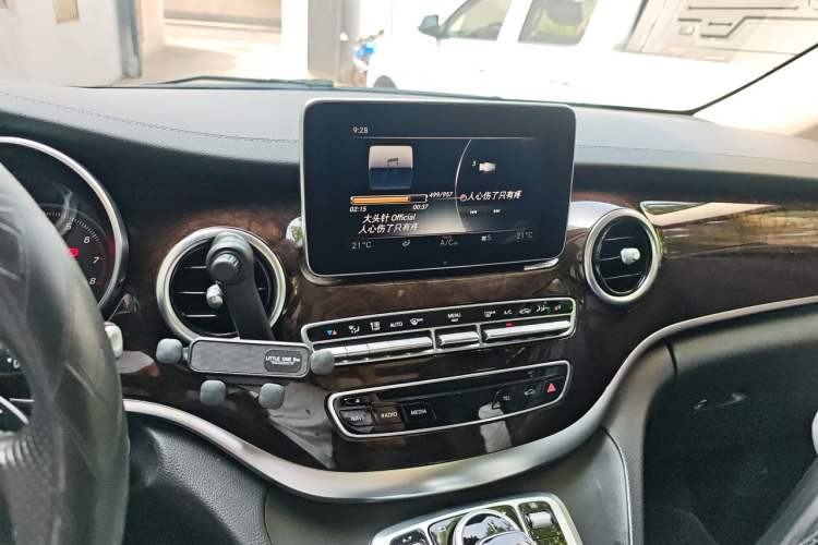 Used Mercedes-Benz V-Class 2017 V 260 Prestige Edition Audio And AC Panel
