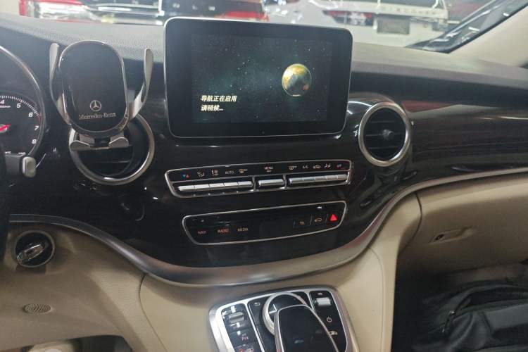 Used Mercedes-Benz V-Class 2017 V 260 Prestige Edition Audio And AC Panel