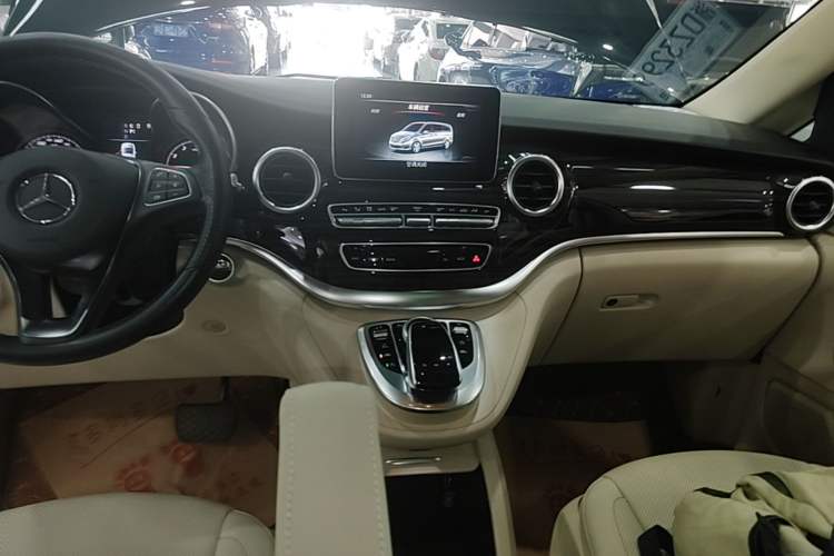 Used Mercedes-Benz V-Class 2017 V 260 Avantgarde Edition Audio And AC Panel