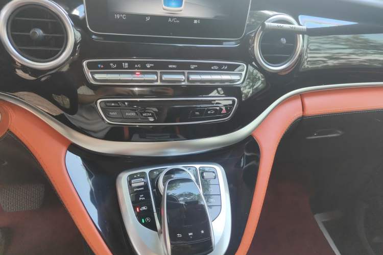 Used Mercedes-Benz V-Class 2017 V250 2.0T Base Model Audio And AC Panel