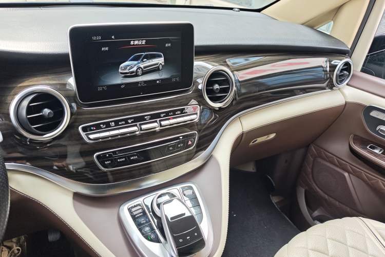 Used Mercedes-Benz V-Class 2017 V 260 Avantgarde Edition Audio And AC Panel