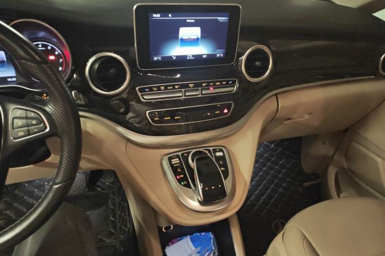 Used Mercedes-Benz V-Class 2017 V 260 Avantgarde Edition Audio And AC Panel