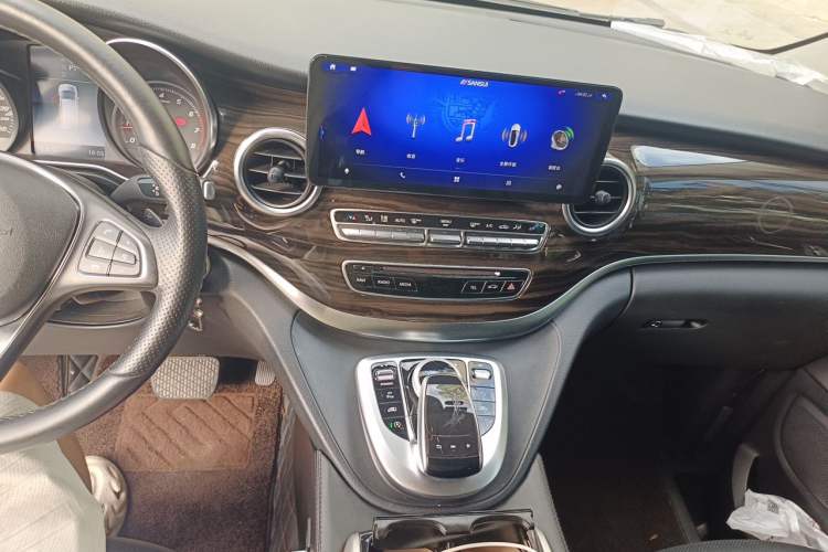 Used Mercedes-Benz V-Class 2017 V 260 Avantgarde Edition Audio And AC Panel