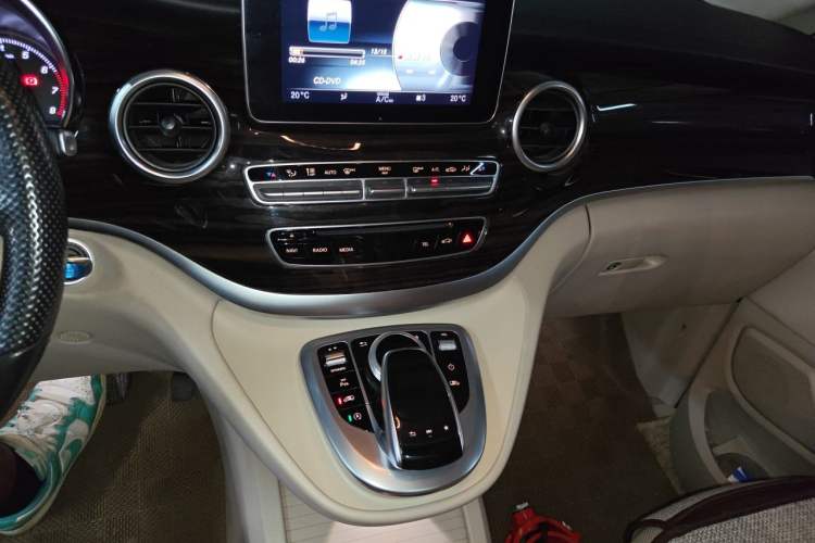 Used Mercedes-Benz V-Class 2017 V 260 Avantgarde Edition Audio And AC Panel