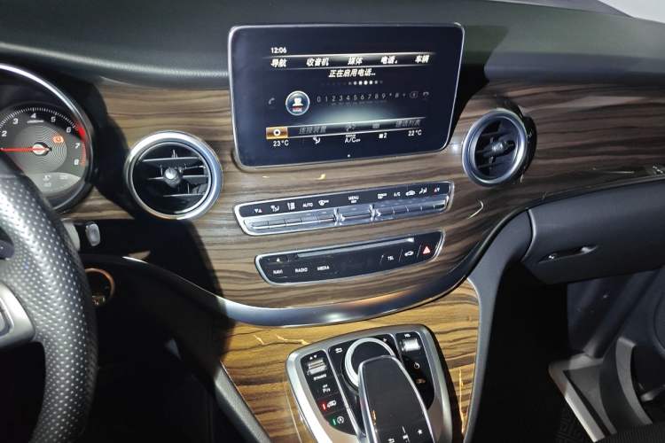Used Mercedes-Benz V-Class 2017 V 260 Avantgarde Edition Audio And AC Panel