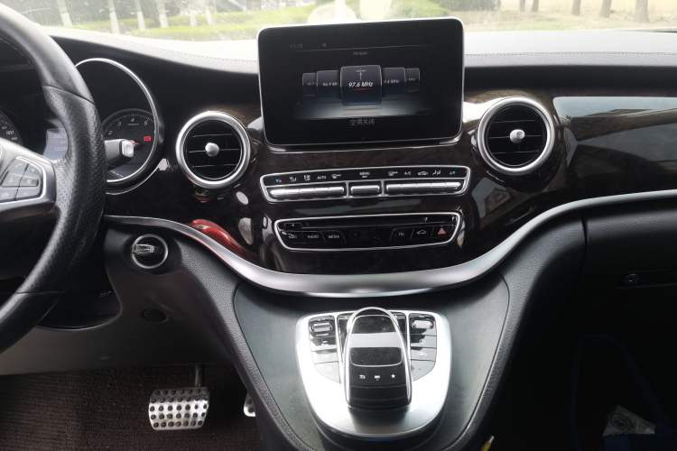 Used Mercedes-Benz V-Class 2017 V 260 Prestige Edition Audio And AC Panel
