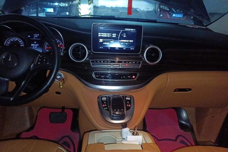 Used Mercedes-Benz V-Class 2017 V 260 Avantgarde Edition Audio And AC Panel