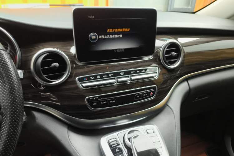 Used Mercedes-Benz V-Class 2017 V 260 Avantgarde Edition Audio And AC Panel