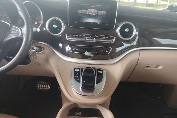 Used Mercedes-Benz V-Class 2017 V 260 L Prestige Extended Edition Audio And AC Panel