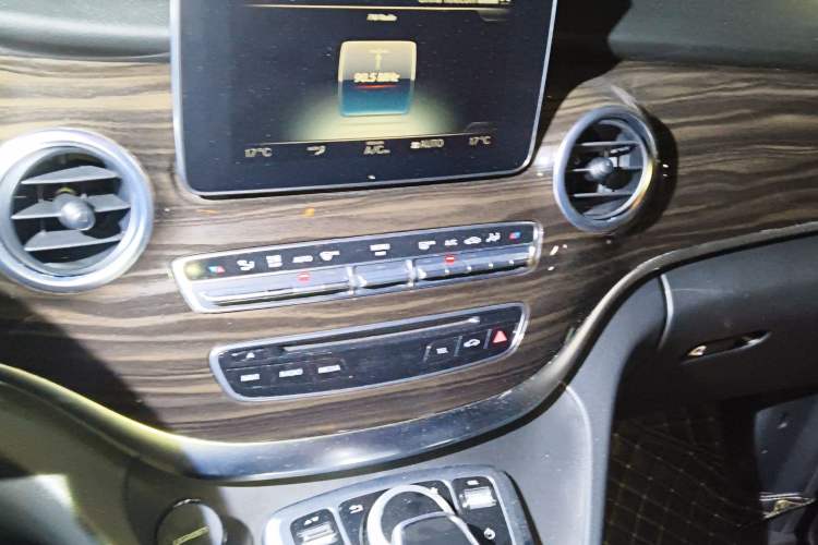 Used Mercedes-Benz V-Class 2017 V 260 Avantgarde Edition Audio And AC Panel