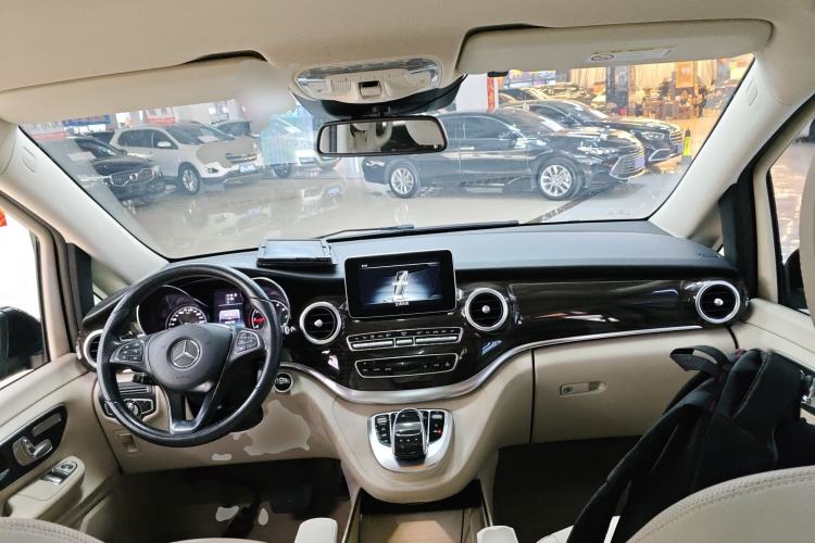 Used Mercedes-Benz V-Class 2017 V 260 Avantgarde Edition Center Console
