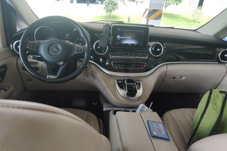 Used Mercedes-Benz V-Class 2017 V 260 L Prestige Extended Edition Center Console