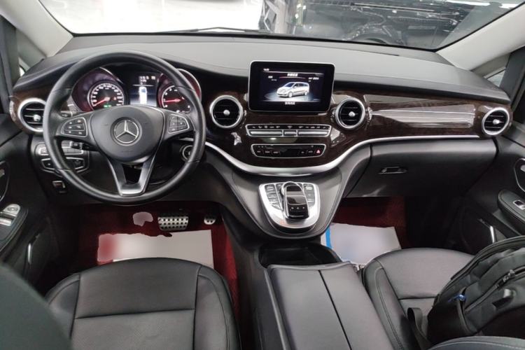 Used Mercedes-Benz V-Class 2017 V 260 L Prestige Extended Edition Center Console