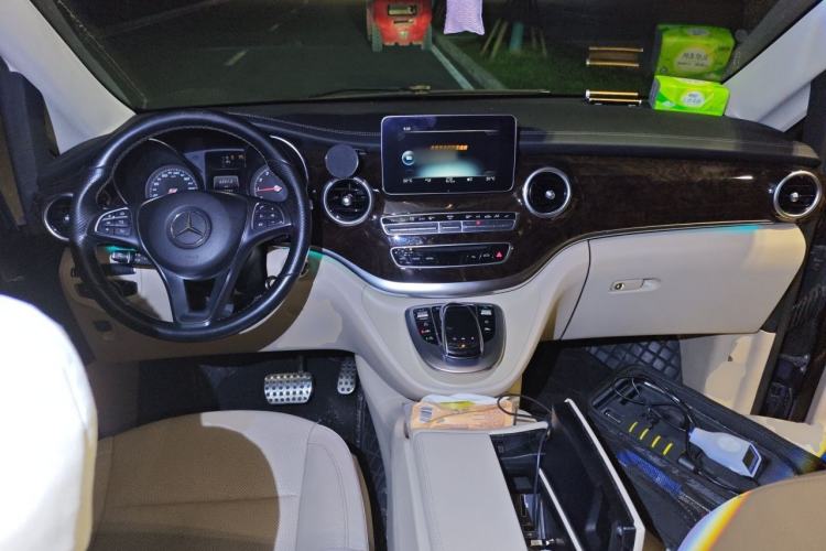 Used Mercedes-Benz V-Class 2017 V 260 L Prestige Extended Edition Center Console