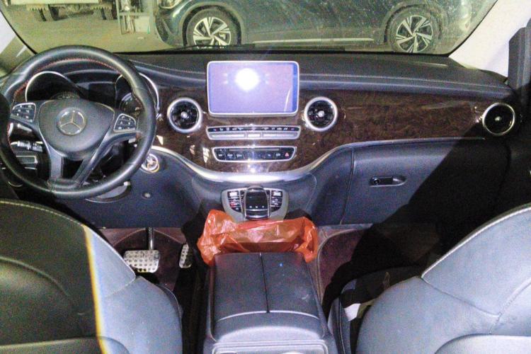 Used Mercedes-Benz V-Class 2017 V 260 L Prestige Extended Edition Center Console