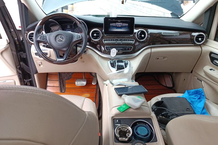 Used Mercedes-Benz V-Class 2017 V 260 L Prestige Extended Edition Center Console