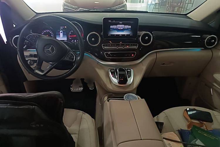 Used Mercedes-Benz V-Class 2017 V 260 L Prestige Extended Edition Center Console