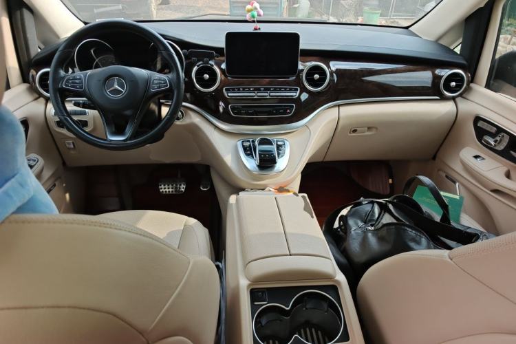 Used Mercedes-Benz V-Class 2017 V 260 L Prestige Extended Edition Center Console