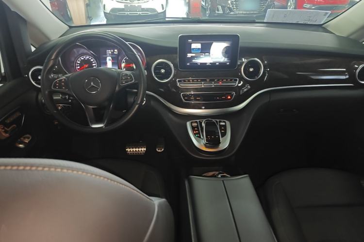 Used Mercedes-Benz V-Class 2017 V 260 L Prestige Extended Edition Center Console