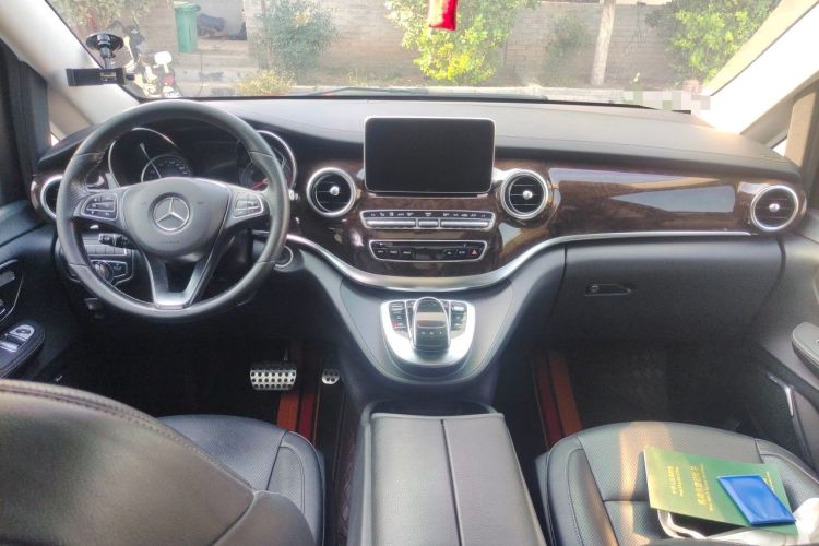 Used Mercedes-Benz V-Class 2017 V 260 L Prestige Extended Edition Center Console