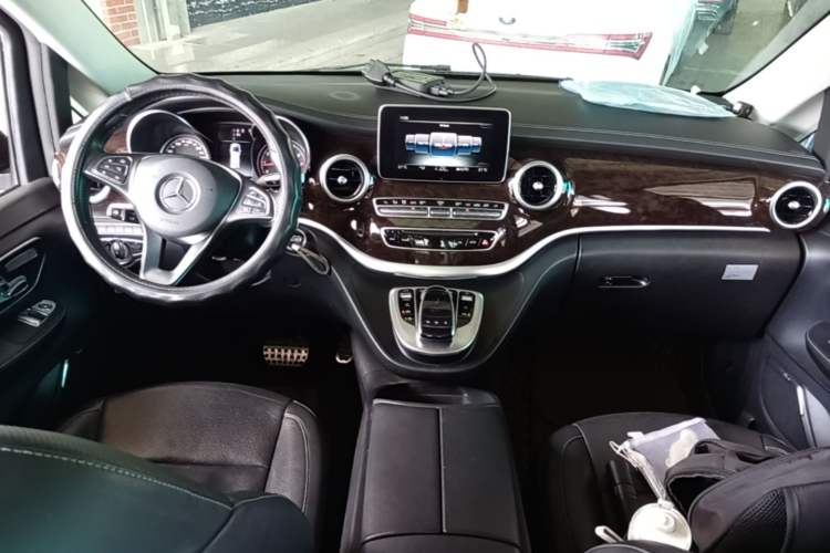 Used Mercedes-Benz V-Class 2017 V 260 L Prestige Extended Edition Center Console