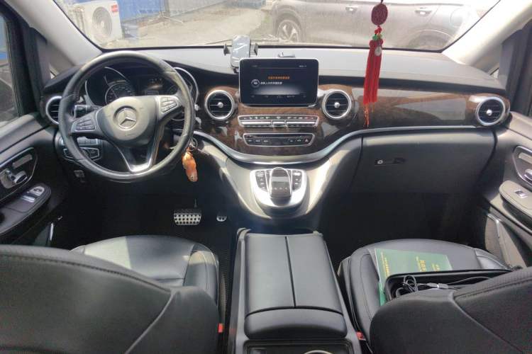 Used Mercedes-Benz V-Class 2017 V 260 L Prestige Extended Edition Center Console