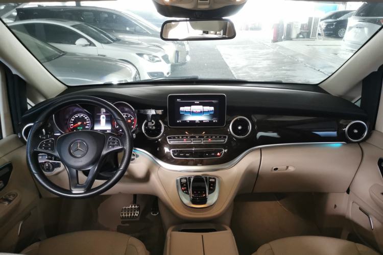 Used Mercedes-Benz V-Class 2017 V 260 L Prestige Extended Edition Center Console