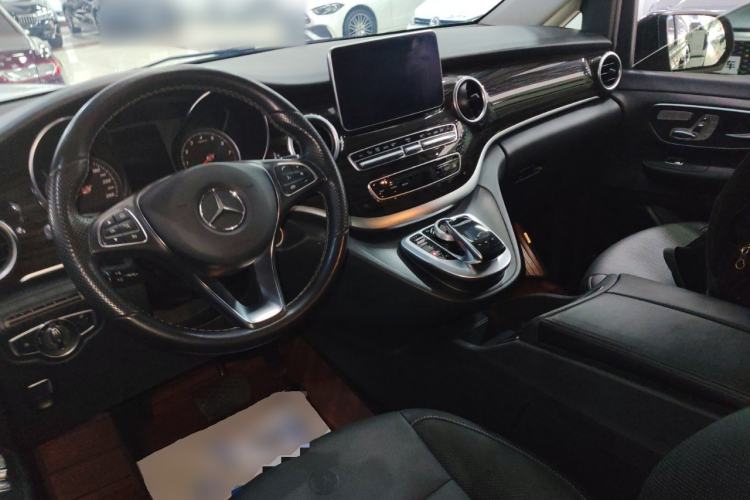 Used Mercedes-Benz V-Class 2017 V 260 Avantgarde Edition Center Console