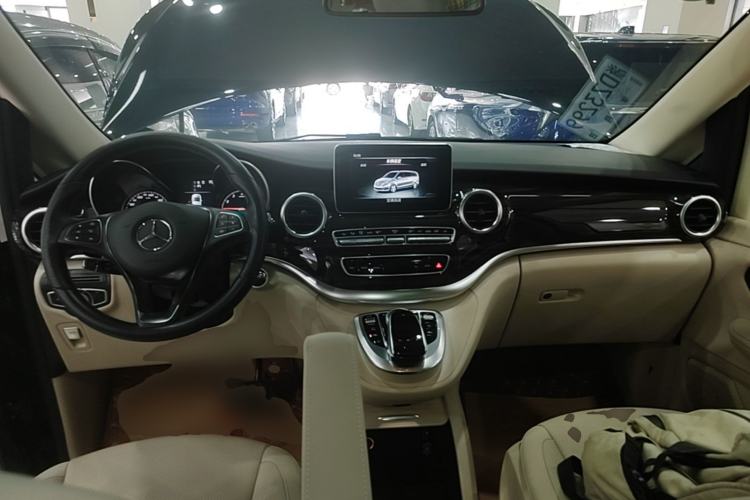 Used Mercedes-Benz V-Class 2017 V 260 Avantgarde Edition Center Console