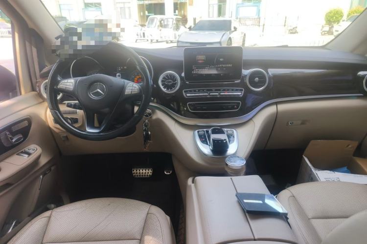 Used Mercedes-Benz V-Class 2017 V 260 L Prestige Extended Edition Center Console