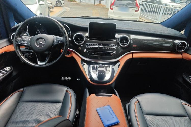Used Mercedes-Benz V-Class 2017 V 260 L Prestige Extended Edition Center Console