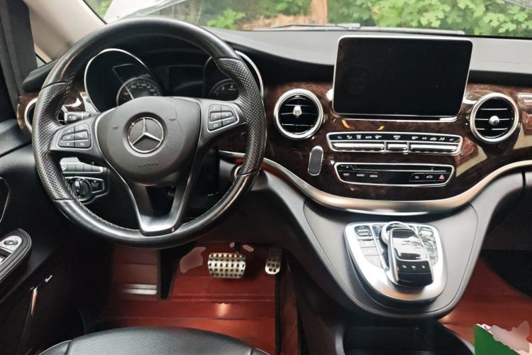 Used Mercedes-Benz V-Class 2017 V 260 L Prestige Extended Edition Center Console