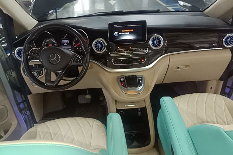 Used Mercedes-Benz V-Class 2017 V 260 Avantgarde Edition Center Console