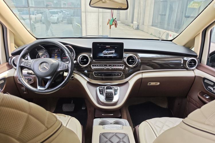 Used Mercedes-Benz V-Class 2017 V 260 Avantgarde Edition Center Console