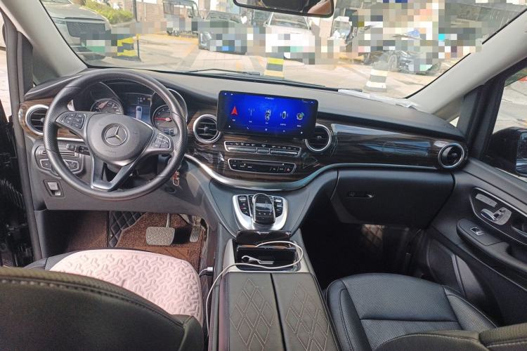 Used Mercedes-Benz V-Class 2017 V 260 Avantgarde Edition Center Console