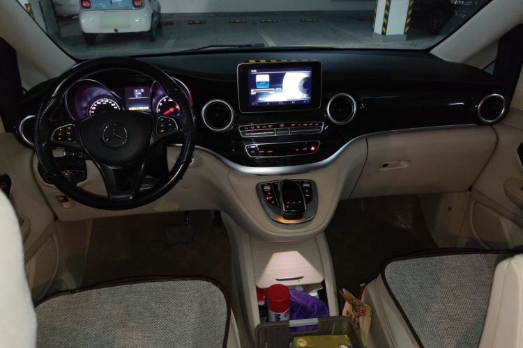Used Mercedes-Benz V-Class 2017 V 260 Avantgarde Edition Center Console