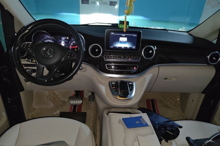 Used Mercedes-Benz V-Class 2017 V 260 L Prestige Extended Edition Center Console