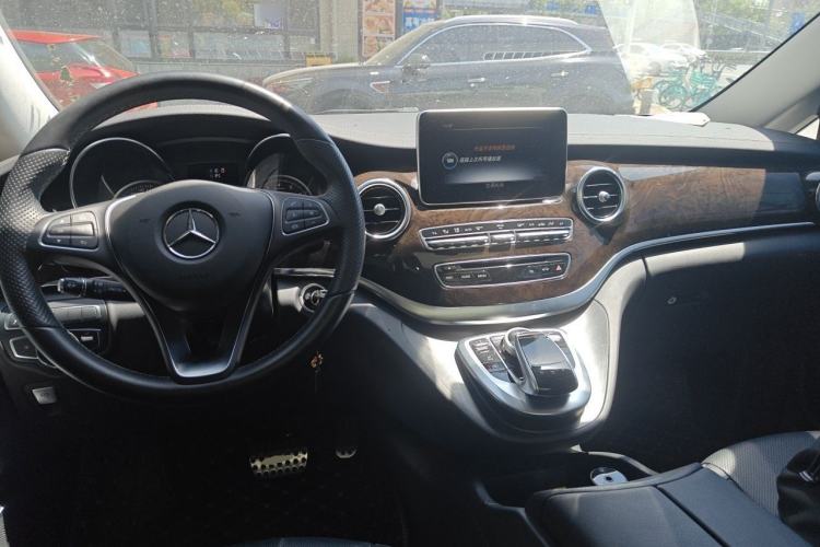 Used Mercedes-Benz V-Class 2017 V 260 L Prestige Extended Edition Center Console