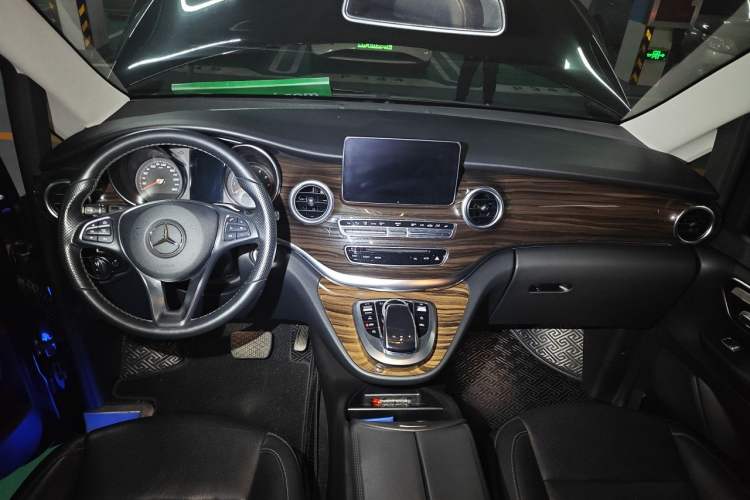 Used Mercedes-Benz V-Class 2017 V 260 Avantgarde Edition Center Console