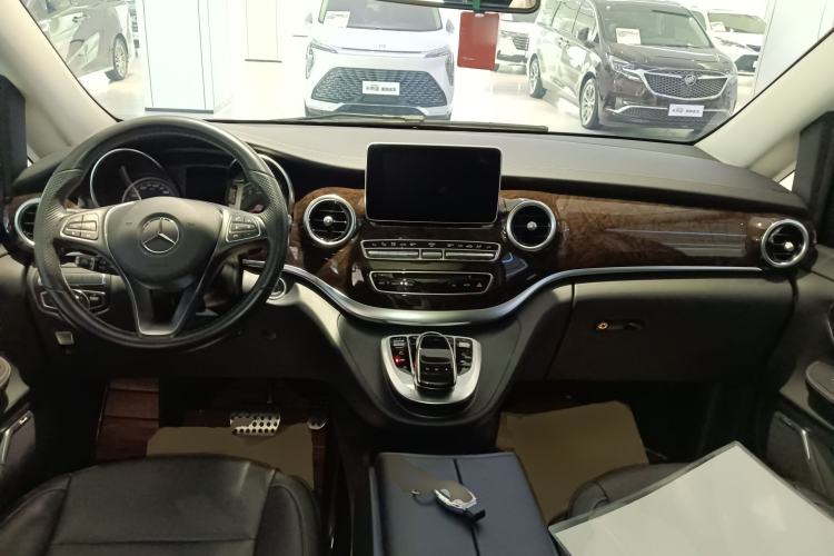 Used Mercedes-Benz V-Class 2017 V 260 L Prestige Extended Edition Center Console