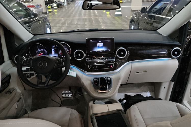 Used Mercedes-Benz V-Class 2017 V 260 L Prestige Extended Edition Center Console